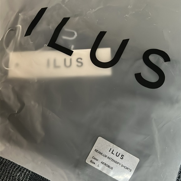 ILUS Seamlux Intensify shorts Large NWT - Picture 8 of 8